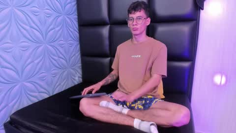 Snapshot of littlemax23 chatting on 10/02/25, 12:01 MAX online show from 10/02/25, 12:01