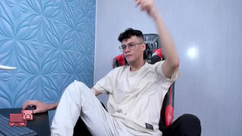 Snapshot of littlemax23 chatting on 10/19/25, 04:35 MAX online show from 10/19/25, 04:35