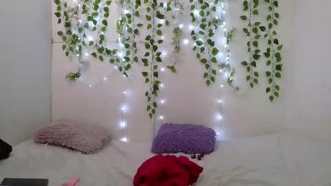 Snapshot of littlemoonx chatting on 05/24/26, 01:54 Moon online show from 05/24/26, 01:54