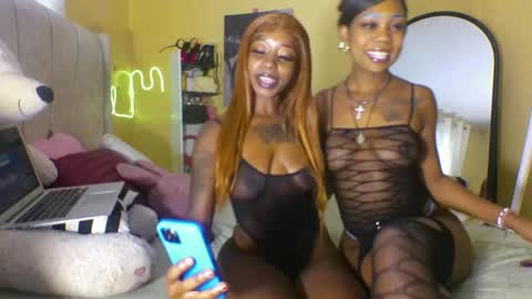 Snapshot of liyahs_lair chatting on 10/19/25, 08:37 liyah online show from 10/19/25, 08:37