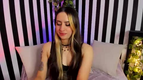 Snapshot of liz_goth chatting on 10/17/25, 02:19 Liz online show from 10/17/25, 02:19