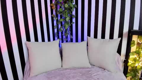 Snapshot of liz_goth chatting on 01/13/26, 02:44 Liz online show from 01/13/26, 02:44