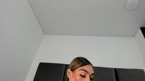 lizz_luna online show from 09/19/25, 01:45