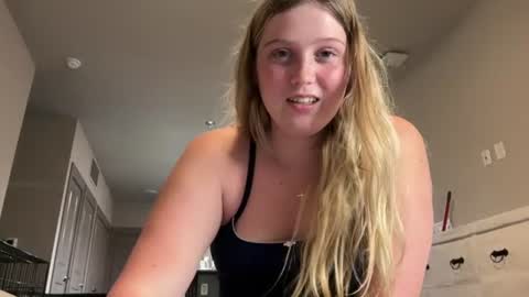 Snapshot of lizzygetsbusy101 chatting on 07/27/26, 04:19 Lizzygetsbusy101 online show from 07/27/26, 04:19