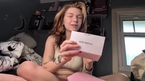 Snapshot of lizzyylovesick chatting on 12/27/24, 02:01 lizzybunny online show from 12/27/24, 02:01