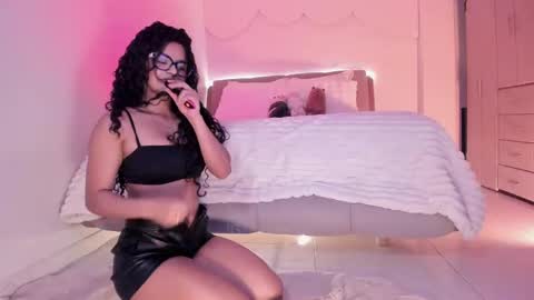 Snapshot of lm_kloeeh chatting on 09/27/25, 01:43 Kloe see you 28-11  to celebrate my birthday online show from 09/27/25, 01:43