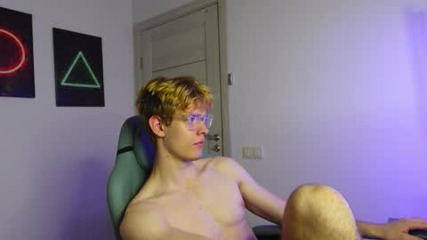 Snapshot of logan_fraser chatting on 10/09/25, 12:25 LOGAN FRASER online show from 10/09/25, 12:25