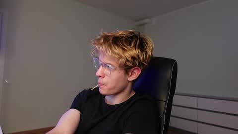 Snapshot of logan_fraser chatting on 10/23/25, 06:23 LOGAN FRASER online show from 10/23/25, 06:23