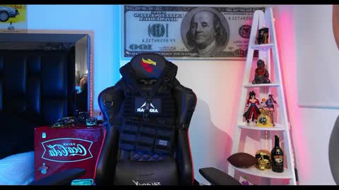 Snapshot of logan_hugh8 chatting on 12/19/24, 02:13 logan_hugh8 online show from 12/19/24, 02:13