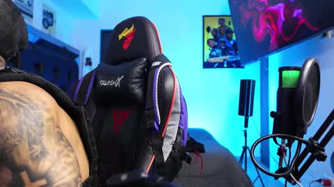 Snapshot of logan_hugh8 chatting on 02/21/26, 12:00 logan_hugh8 online show from 02/21/26, 12:00