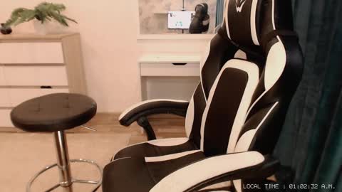  Lola  online show from 02/04/25, 08:02