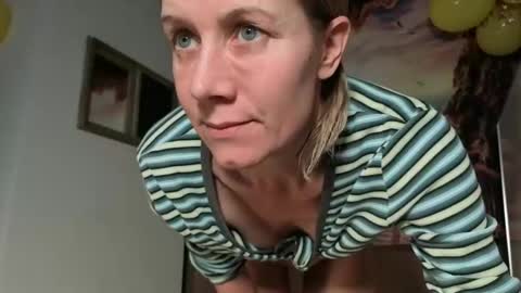 Snapshot of lola_belgium chatting on 04/29/26, 04:33 lola_belgium online show from 04/29/26, 04:33