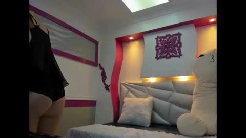 Lola  online show from 11/22/25, 07:57