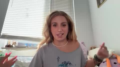 Snapshot of lolaa555 chatting on 06/08/26, 01:28 lolaa555 online show from 06/08/26, 01:28