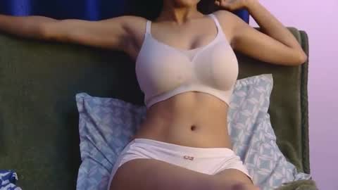 Snapshot of lolaa_darling chatting on 05/20/26, 01:17 lolaa online show from 05/20/26, 01:17