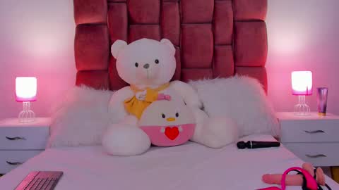 Snapshot of lolacoper chatting on 12/20/24, 12:30 LolaCoper online show from 12/20/24, 12:30