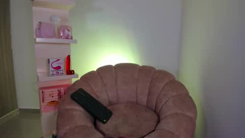 Snapshot of lolacoper chatting on 11/06/25, 02:12 LolaCoper online show from 11/06/25, 02:12