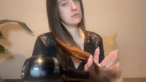 Snapshot of loladom chatting on 10/23/25, 04:23 Frt Pr1ncess online show from 10/23/25, 04:23