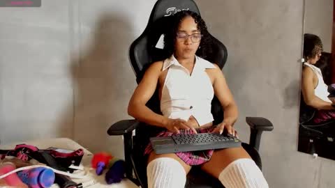 lolareyes1 online show from 02/18/26, 11:44