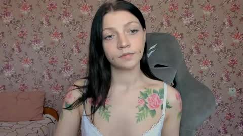 Snapshot of lolarozzie chatting on 05/01/26, 04:06 Lola Next stream January 6th at 0500am 30 minutes GMT online show from 05/01/26, 04:06