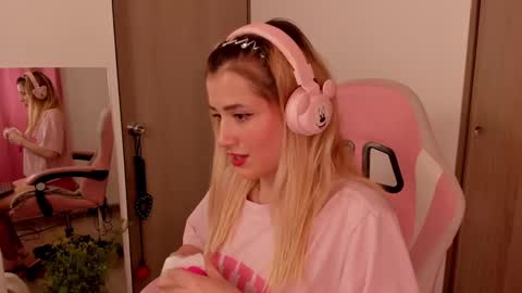 Snapshot of lolly_js_ chatting on 02/25/25, 03:42 Lolly  online show from 02/25/25, 03:42