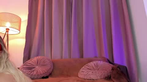 Snapshot of lollypetitte_ chatting on 05/17/26, 04:32 Lolly online show from 05/17/26, 04:32