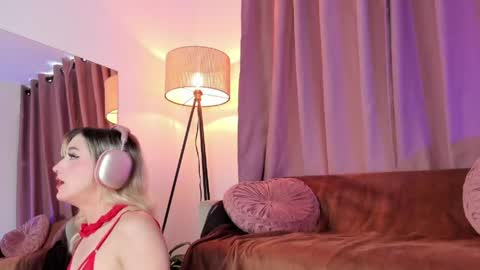 Snapshot of lollypetitte_ chatting on 05/17/26, 07:43 Lolly online show from 05/17/26, 07:43