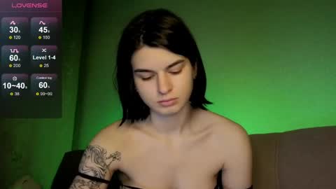 Snapshot of lololozhechka chatting on 05/13/26, 07:11 Elly online show from 05/13/26, 07:11