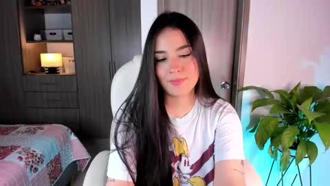 Snapshot of loly_peach chatting on 01/12/26, 04:29 Sarah online show from 01/12/26, 04:29