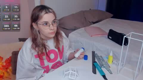 Lona online show from 11/26/25, 07:04