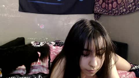 Snapshot of londonray chatting on 05/23/26, 01:00 londonray online show from 05/23/26, 01:00