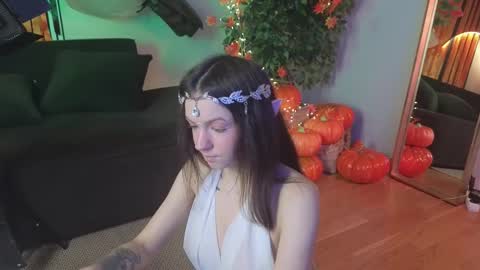 Luna online show from 10/31/25, 08:43