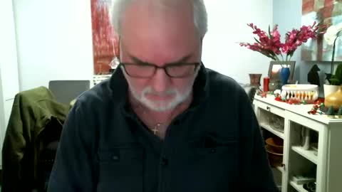 Snapshot of loop102 chatting on 12/30/24, 02:20 loop102 online show from 12/30/24, 02:20