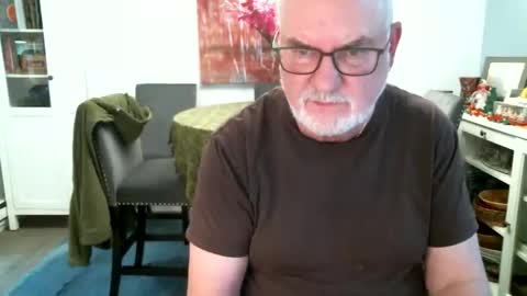 Snapshot of loop102 chatting on 11/28/25, 10:45 loop102 online show from 11/28/25, 10:45