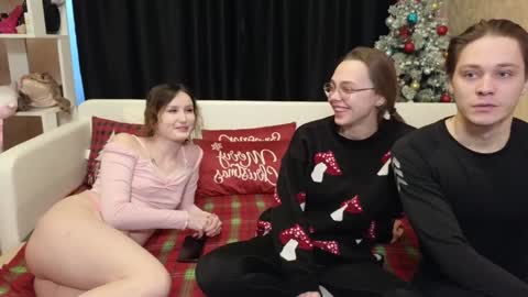 Jean and Isa right couple Mark and Eva left couple online show from 01/02/25, 08:06