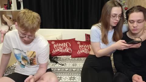 Jean and Isa right couple Mark and Eva left couple online show from 01/05/25, 08:11