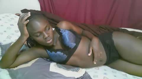 lora_amor online show from 11/21/25, 11:53