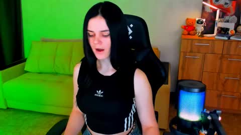 Lora Cain online show from 02/11/25, 04:56