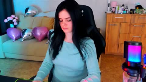 Lora Cain online show from 02/25/25, 07:25