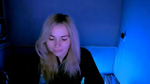 Lora online show from 04/22/26, 02:25