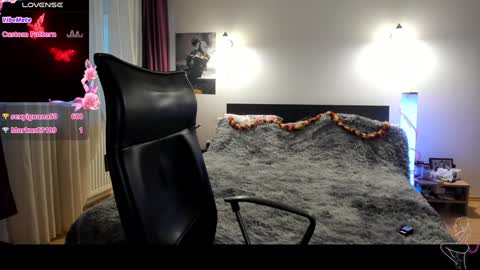 Snapshot of loraflame chatting on 12/27/24, 01:39 Lora online show from 12/27/24, 01:39