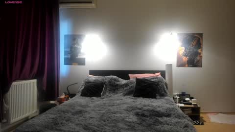 Snapshot of loraflame chatting on 01/24/25, 11:04 Lora online show from 01/24/25, 11:04