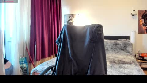 Snapshot of loraflame chatting on 01/29/25, 11:51 Lora online show from 01/29/25, 11:51