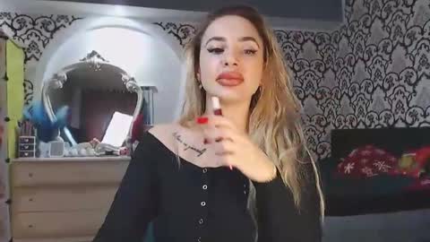 Queen LoraSinClare online show from 12/17/25, 09:37