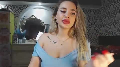 Queen LoraSinClare online show from 12/18/25, 08:42