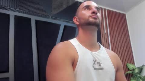  L O R E N Z O  Thumbs Up help  online show from 11/03/25, 05:25