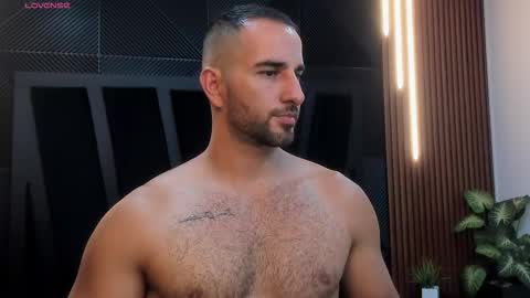  L O R E N Z O  Thumbs Up help  online show from 12/05/25, 05:20