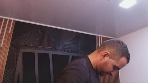  L O R E N Z O  Thumbs Up help  online show from 04/04/26, 05:21