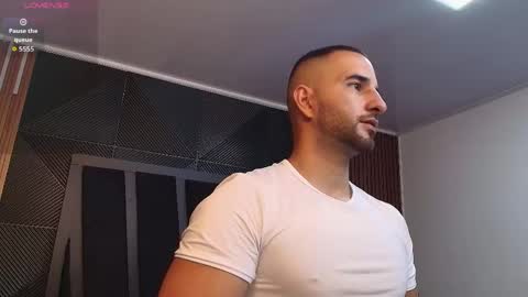  L O R E N Z O  Thumbs Up help  online show from 04/17/26, 05:16