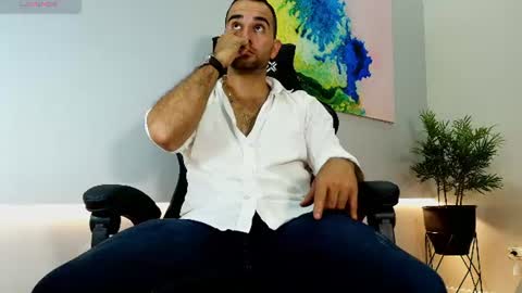  L O R E N Z O  Thumbs Up help  online show from 07/08/26, 06:12